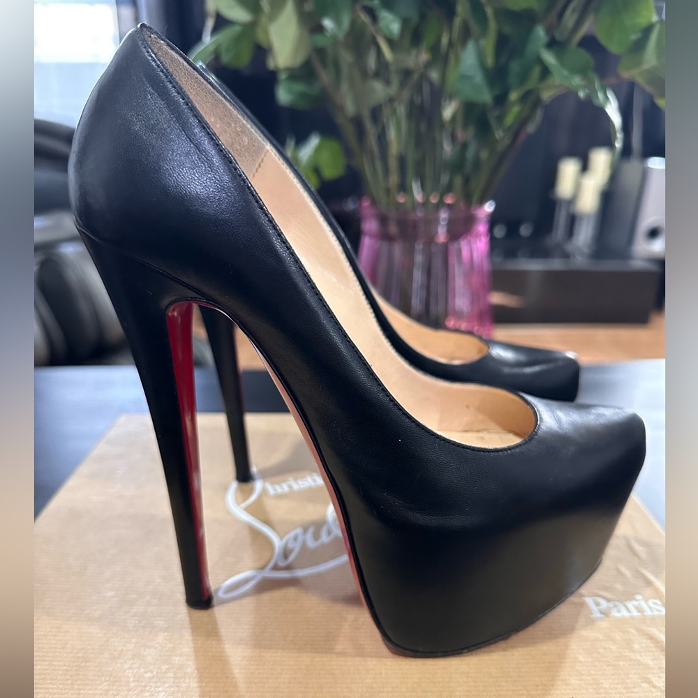 Christian Louboutin Daffodile Black Size 7 VERY TRENDY PLATFORM HEEL! Must have!